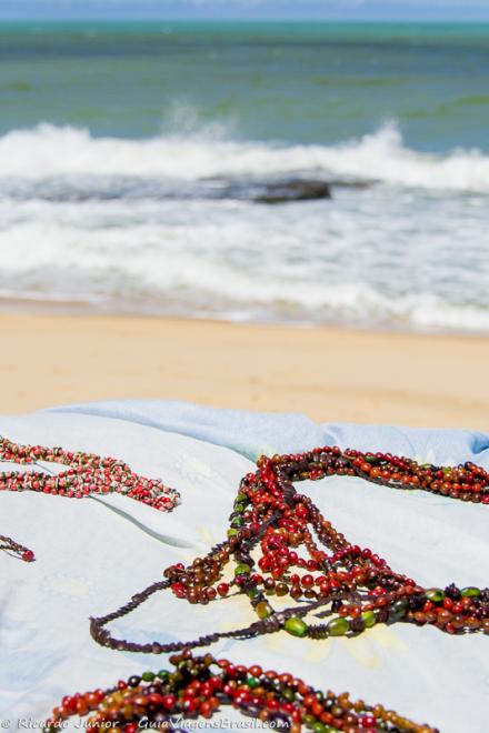 Imagem de colares de semente na Praia de Caraiva.